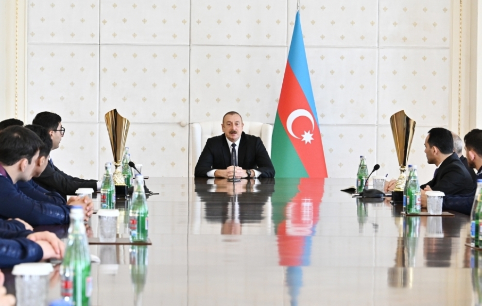 Prezident İlham Əliyev Macarıstanda keçirilmiş Güləş üzrə Avropa çempionatında iştirak edən Azərbaycan millisinin üzvlərini qəbul edib YENİLƏNİB VİDEO