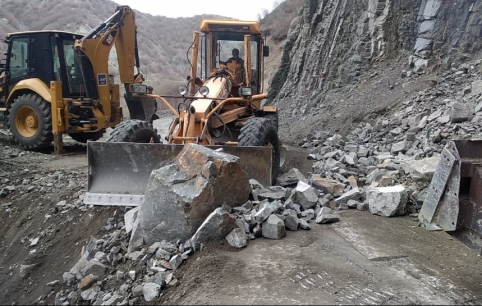 Lahıc yolunda torpaq uçqunu olub, yol bağlanıb VİDEO