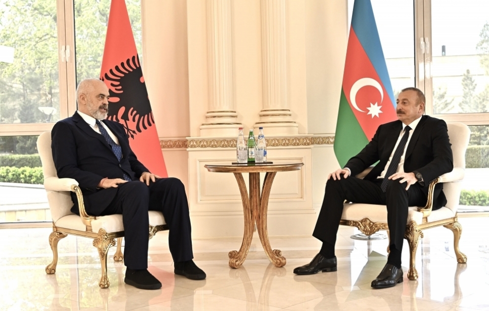Aserbaidschans Präsident Ilham Aliyev und Albaniens Premierminister treffen sich zu Vier-Augen-Gespräch VIDEO