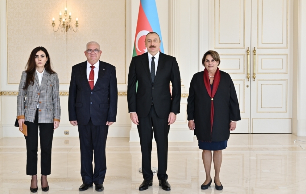 Präsident Ilham Aliyev nimmt Beglaubigungsschreiben von neuem kubanischen Botschafter entgegen VIDEO