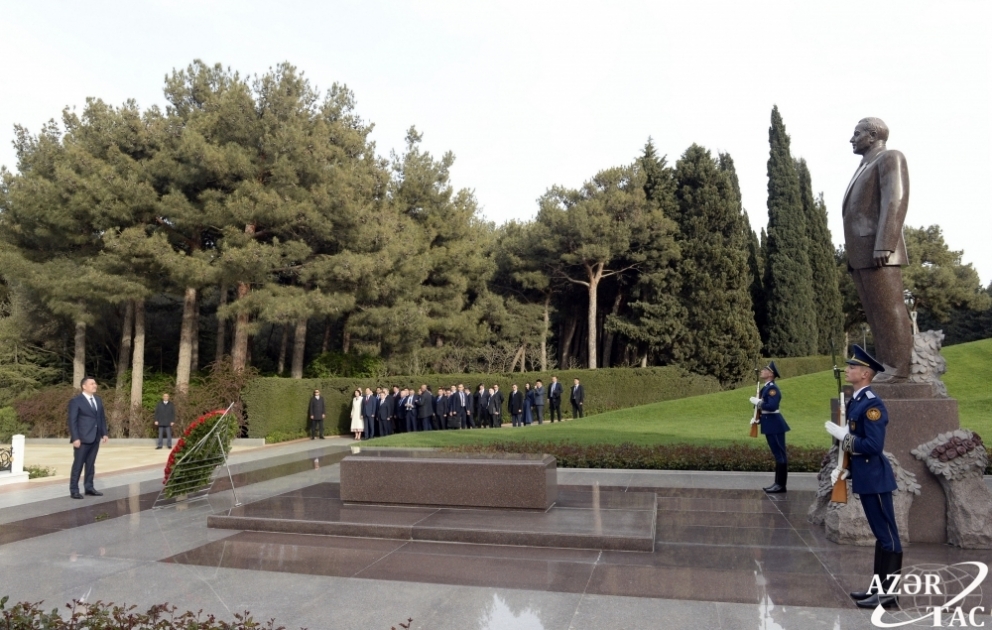 Qırğızıstan Prezidenti Sadır Japarov ümummilli lider Heydər Əliyevin məzarını ziyarət edib VİDEO