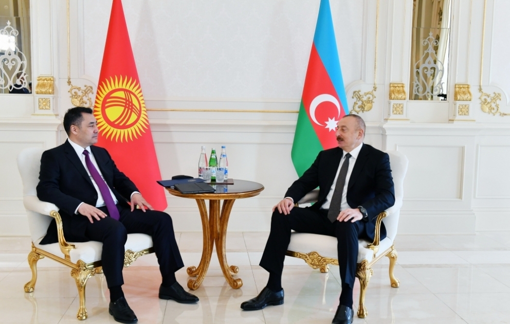 Präsident Ilham Aliyev und Präsident Sadyr Dschaparow treffen sich zu Vier-Augen-Gespräch VIDEO