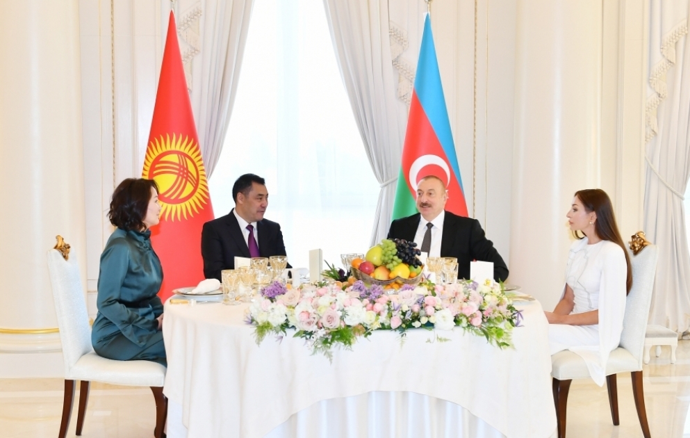 Un banquet officiel offert en l’honneur du président kirghiz et de son épouse VIDEO