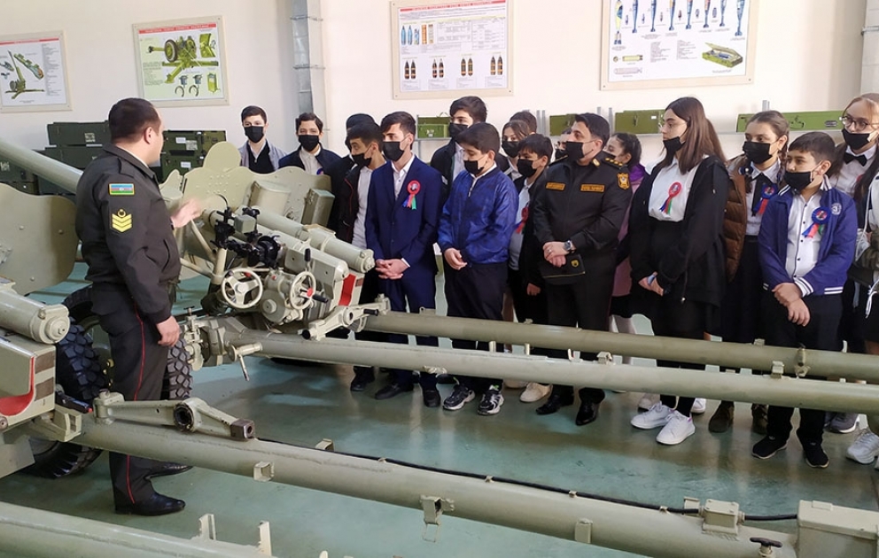 Müdafiə Nazirliyinin dəstəyi ilə təşkil edilən ekskursiya məktəblilərin marağına səbəb olub VİDEO