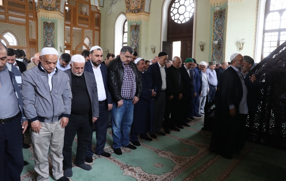 Ramazan bayramı ilə əlaqədar Azərbaycan məscidlərində bayram namazı qılınır VİDEO