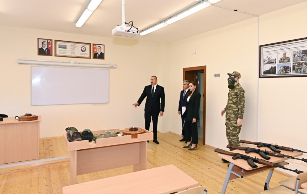 Präsident Ilham Aliyev und First Lady Mehriban Aliyeva weihen im Stadtbezirk Sabuntschu von Baku neu gebaute Mittelschule ein VIDEO