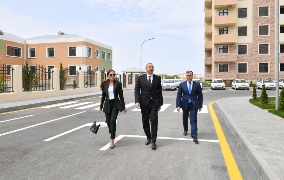 Un nouveau complexe résidentiel construit pour les familles des martyrs et des mutilés de guerre a été inauguré à Bakou  Le président Ilham Aliyev et son épouse Mehriban Aliyeva ont participé à la cérémonie d’inauguration VIDEO