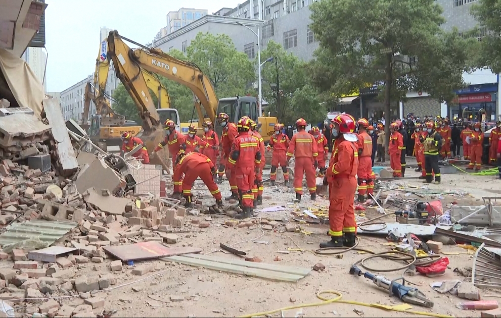 53 dead in China building collapse, search for trapped ends VIDEO