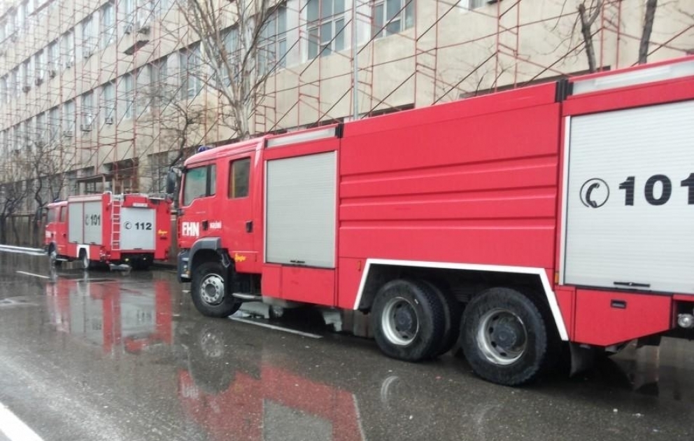 FHN: Bakıda yaşayış binasının tavanı uçub, köməksiz vəziyyətdə qalan 4 nəfər təxliyə edilib VİDEO