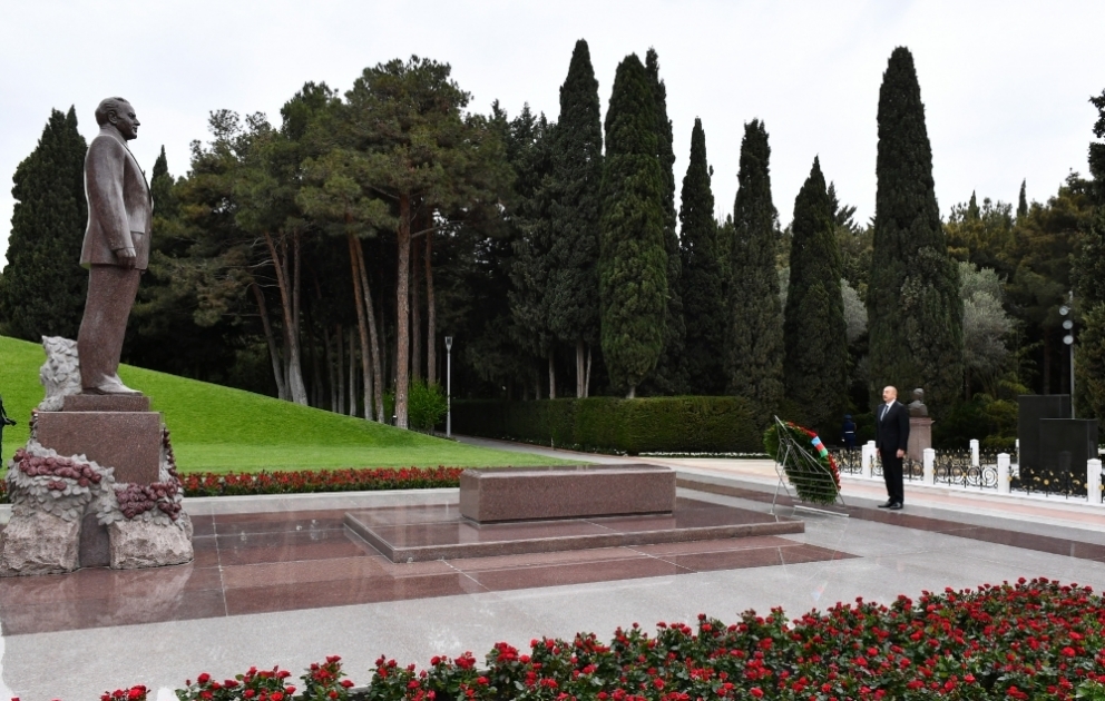 Le président Ilham Aliyev et la première dame Mehriban Aliyeva se sont recueillis devant la tombe d’Heydar Aliyev VIDEO