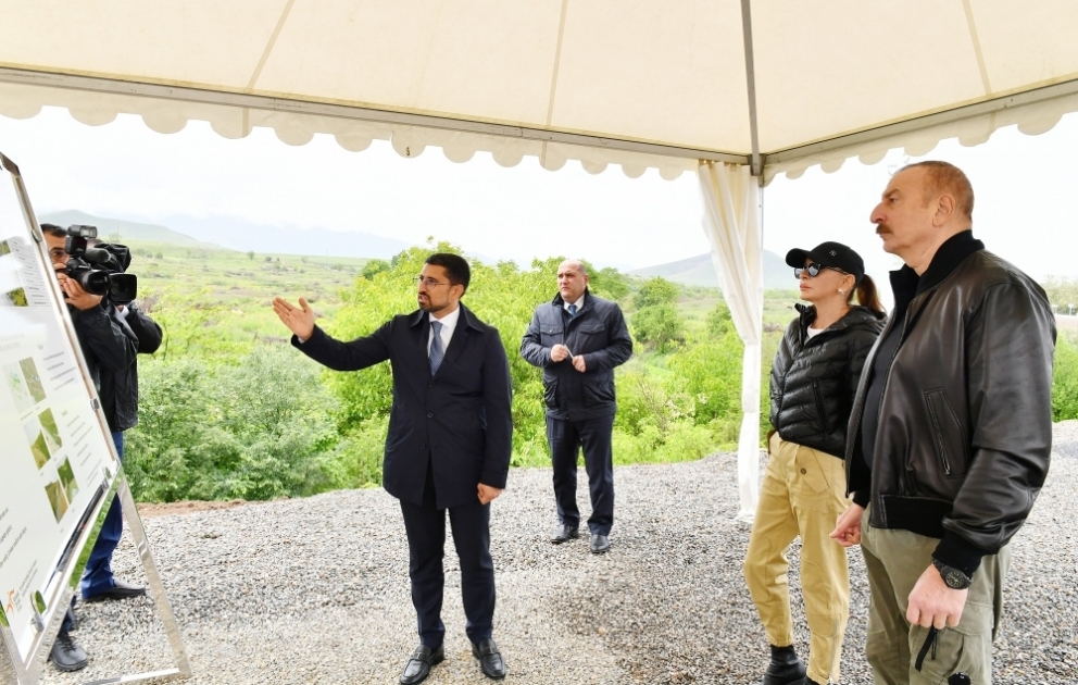 Le président Ilham Aliyev et la première dame Mehriban Aliyeva plantent des arbres dans le parc central à construire à Fuzouli VIDEO