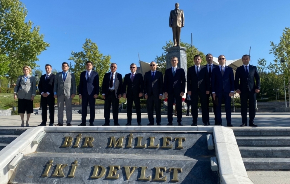 Ümummilli Liderin əziz xatirəsi Ankaradakı Heydər Əliyev Parkında ehtiramla anılıb VİDEO