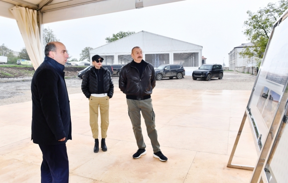 Le président Ilham Aliyev et la première dame Mehriban Aliyeva inspectent les travaux de restauration à l'Ecole Realniy de Choucha VIDEO