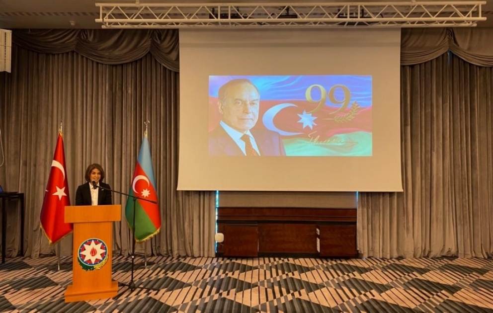 İstanbulda ümummilli lider Heydər Əliyevə həsr olunan sərgi təşkil edilib VİDEO