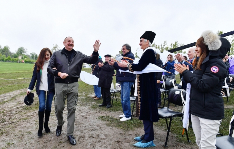 Azərbaycanın mədəniyyət paytaxtı Şuşada V “Xarıbülbül” Beynəlxalq Folklor Festivalının açılışı olub  Prezident İlham Əliyev və birinci xanım Mehriban Əliyeva festivalın açılışında iştirak ediblər YENİLƏNİB-2 VİDEO