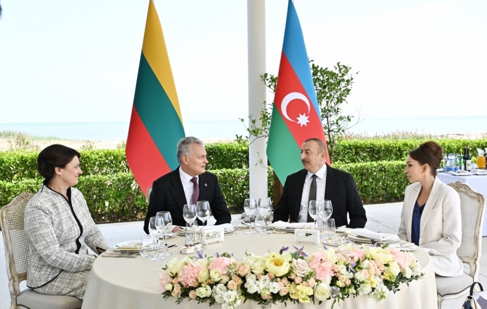 Prezident İlham Əliyevin və xanımı Mehriban Əliyevanın adından Prezident Gitanas Nauseda və xanımı Diana Nausedienenin şərəfinə rəsmi ziyafət verilib VİDEO