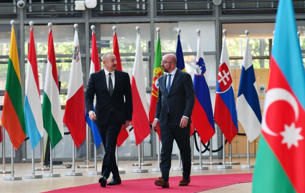 Brüssel: Aserbaidschans Präsident Ilham Aliyev und EU-Ratspräsident Charles Michel treffen zu Vier-Augen-Gespräch VIDEO