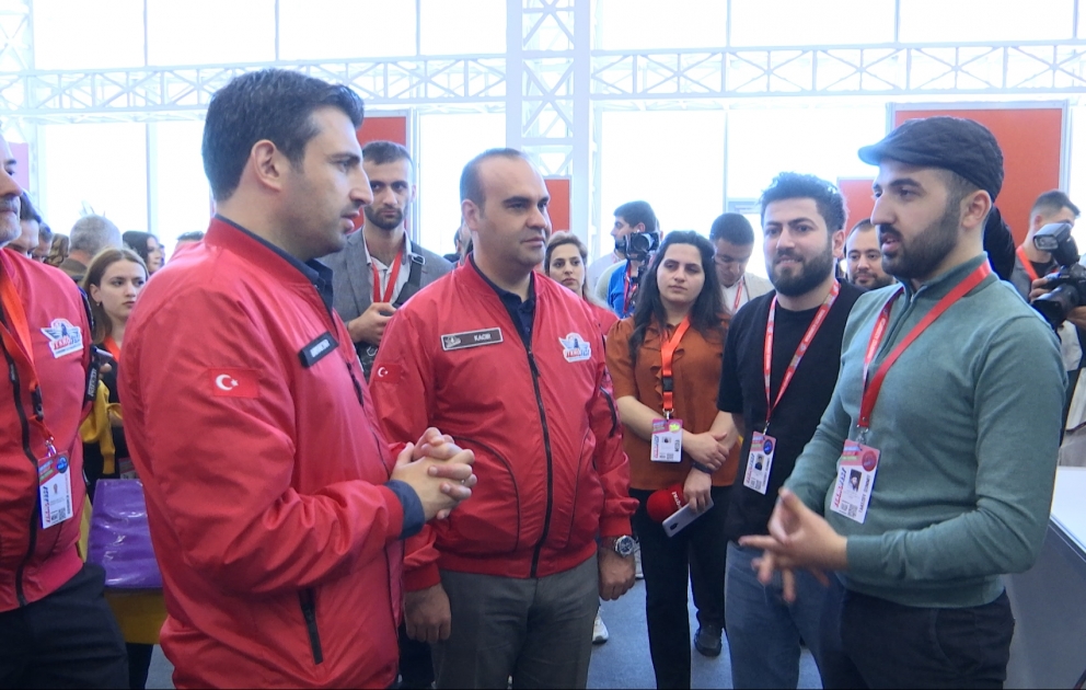 “TEKNOFEST Azərbaycan” çərçivəsində Səlcuq Bayraqdar stendlərlə tanış olub VİDEO