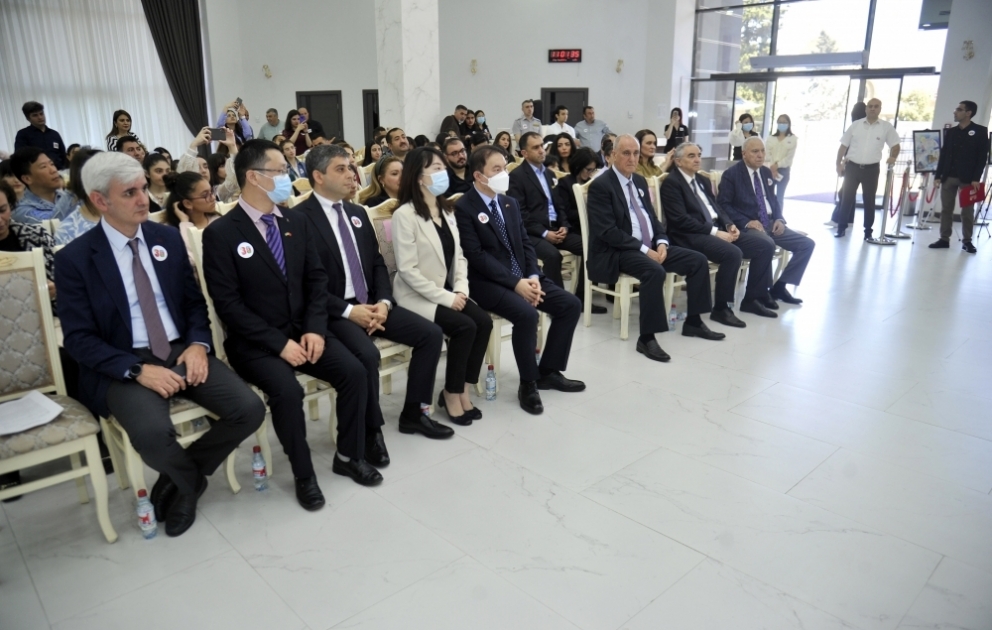 AZƏRTAC, Çin səfirliyi və Konfutsi İnstitutunun birgə təşkil etdiyi rəsm müsabiqəsinin qalibləri mükafatlandırılıb VİDEO
