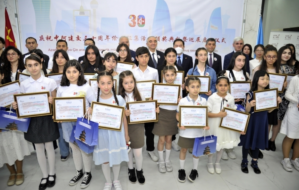 Remise des prix aux gagnants d’un concours de peinture organisé conjointement par l’AZERTAC, l’ambassade de Chine en Azerbaïdjan et l’Institut Confucius
