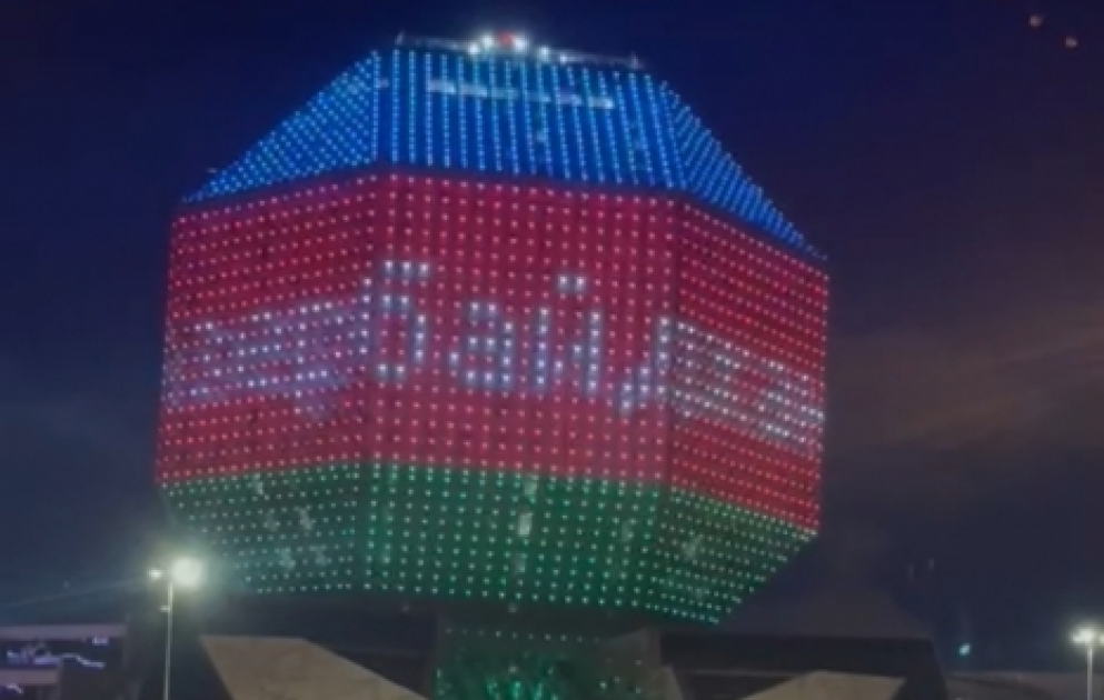 Gebäude der Nationalbibliothek in Minsk für Aserbaidschan in Lichtstrahlen Blau, Rot, Grün beleuchtet VIDEO