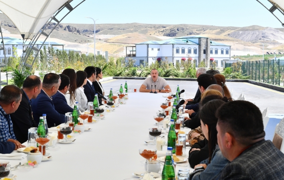 Präsident Ilham Aliyev und First Lady Mehriban Aliyeva nehmen an der Eröffnungsfeier der ersten Phase des Projekts “Smart Village“ in Region Zangilan teil VIDEO