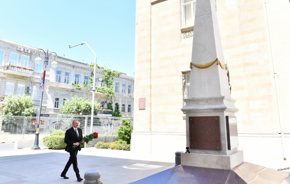 Le président Ilham Aliyev visite le monument à la gloire de la République démocratique d'Azerbaïdjan VIDEO