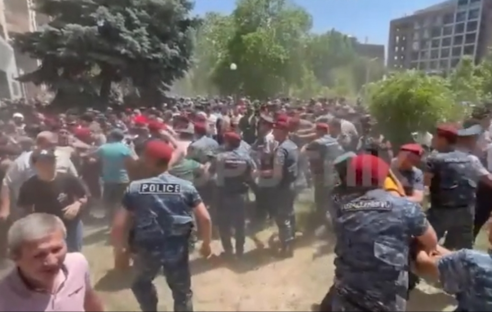 İrəvanda polis etiraz aksiyalarının iştirakçılarını saxlamağa başlayıb VİDEO