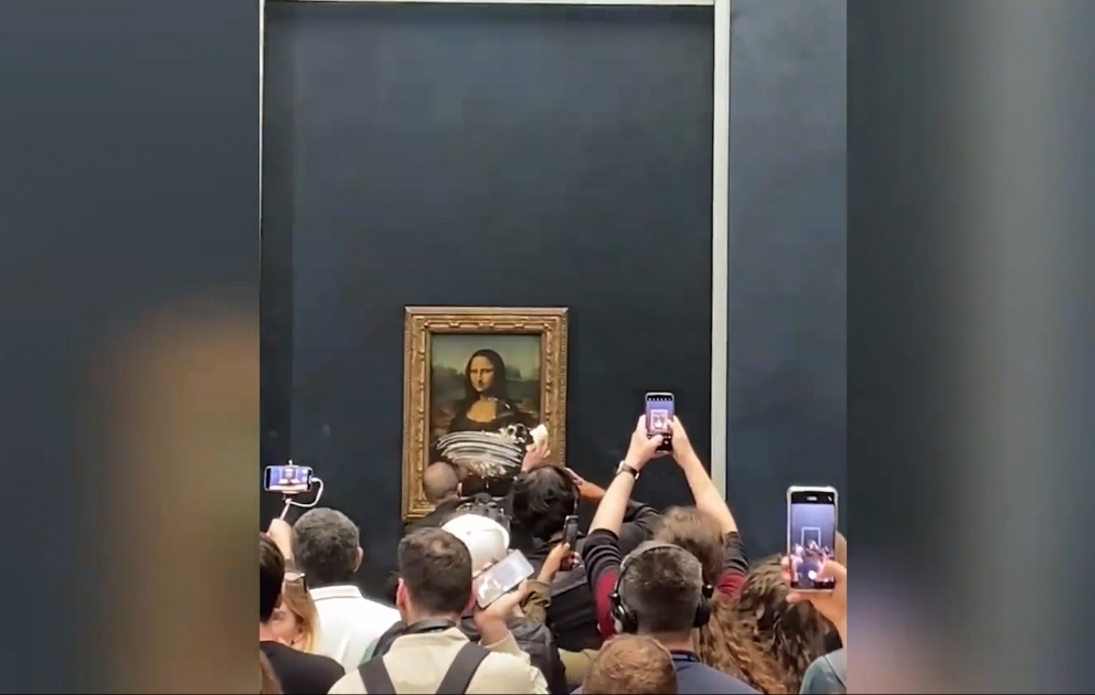 Leonardo da Vinçinin “Mona Liza” əsərinə tort parçası atılıb VİDEO
