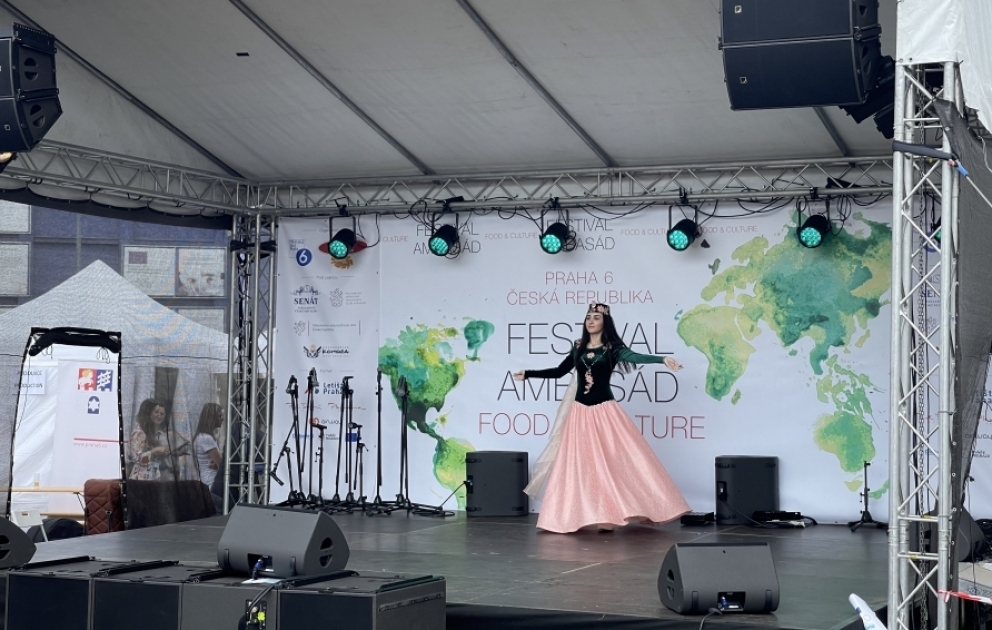 Praqada təşkil edilmiş “Səfirliklər Festivalı”nda Azərbaycanın stendi diqqət mərkəzində olub VİDEO