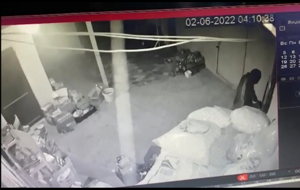 Qubada oğru iş başında yaxalandı VİDEO