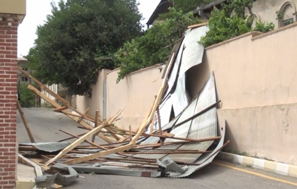 Nachitschewan: Heftiger Wind in Ordubad viele Dächer abgedeckt VIDEO