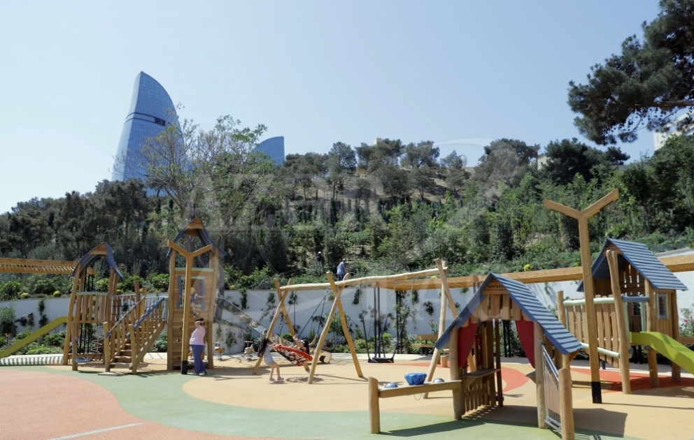 AZERTAC präsentiert Fotos und Videoaufnahmen aus Park “Tschämbäräkänd” in Baku VIDEO