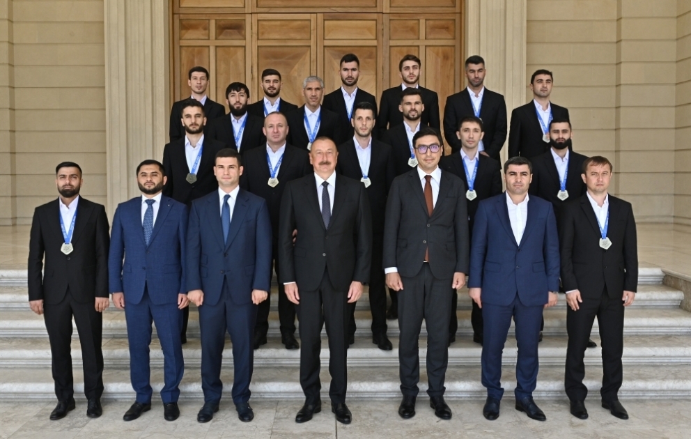 Präsident Ilham Aliyev empfängt Spieler und Trainer-Team der Mini-Fußballnationalmannschaft VIDEO