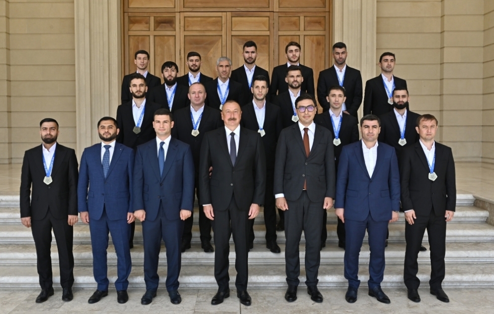 Le président Ilham Aliyev reçoit les membres de l’équipe nationale ayant remporté les championnats d’Europe de mini football VIDEO