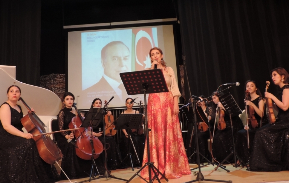 Xalq artisti Fidan Hacıyeva və rəhbərlik etdiyi “Mezzo” orkestri İsmayıllıda Milli Qurtuluş Gününə həsr olunmuş geniş konsert proqramı ilə çıxış edib VİDEO