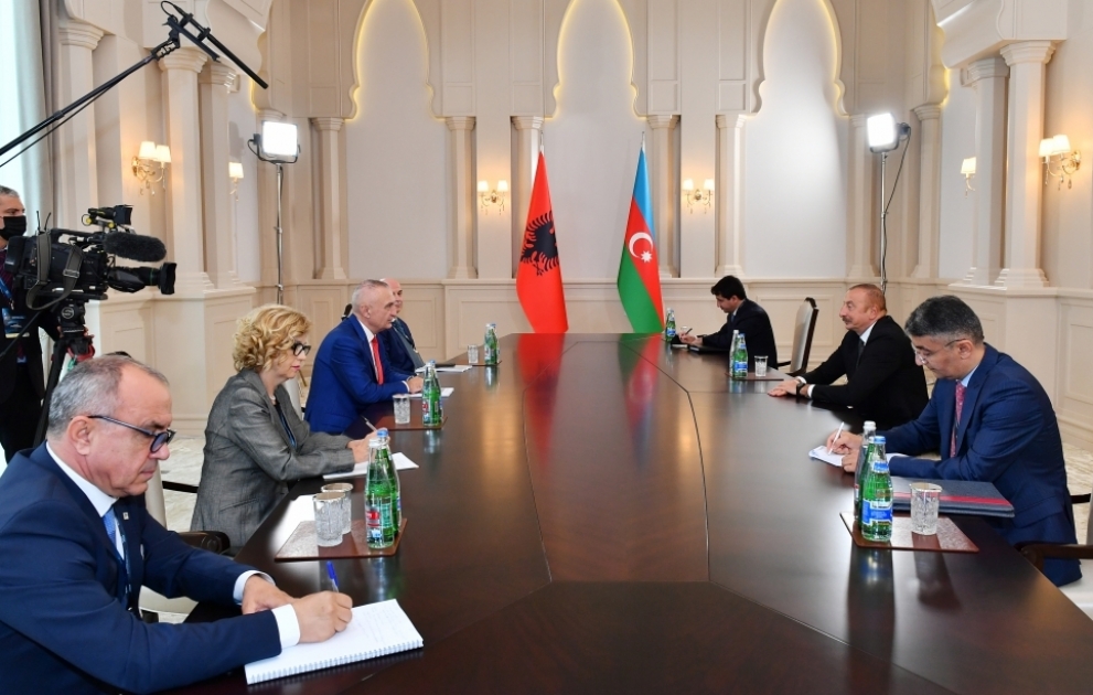 Präsident Ilham Aliyev empfängt albanischen Präsidenten VIDEO