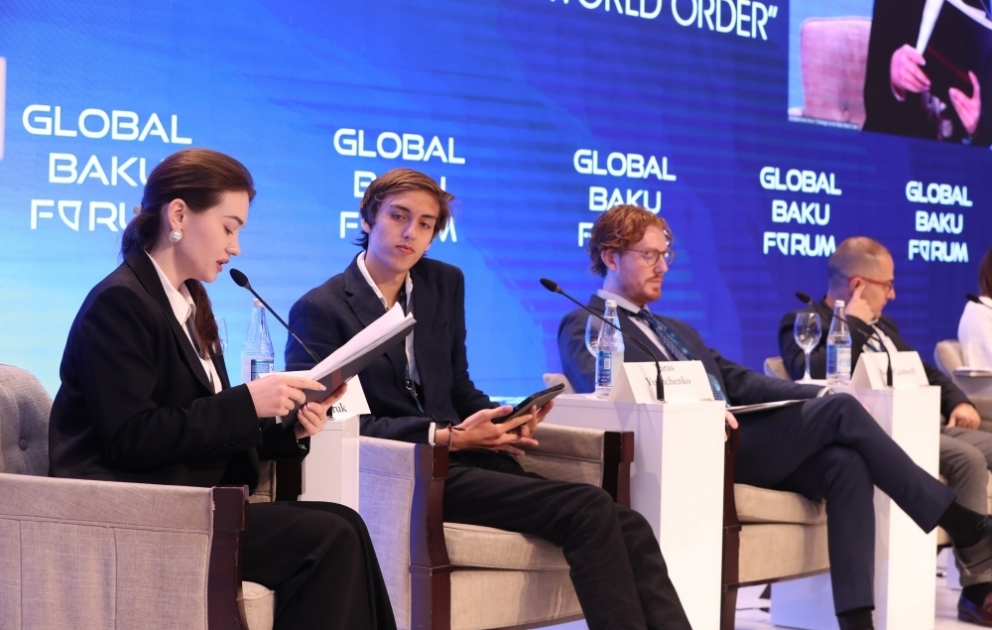 Bakı Forumu çərçivəsində "Gənclər danışsın, biz dinləyək" mövzusunda panel iclası keçirilib YENİLƏNİB VİDEO