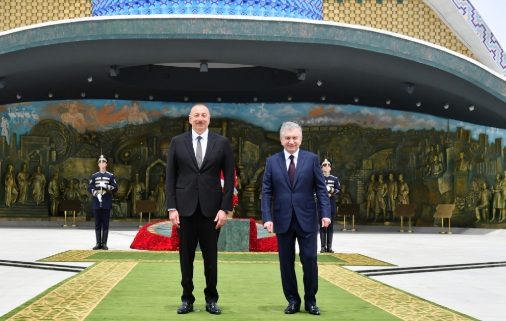 Prezident İlham Əliyev Daşkənddə Müstəqillik abidəsini ziyarət edib YENİLƏNİB VİDEO