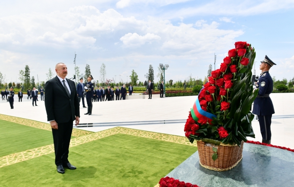 Президент Ильхам Алиев посетил Монумент независимости в Ташкенте  ОБНОВЛЕНО ВИДЕО