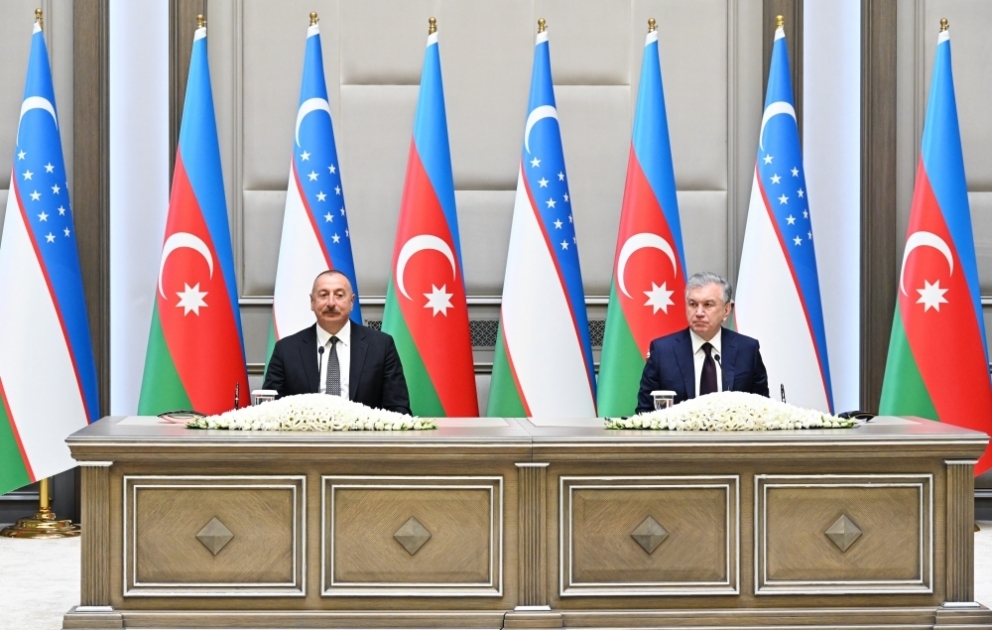 Les présidents azerbaïdjanais et ouzbek font des déclarations à la presse VIDEO