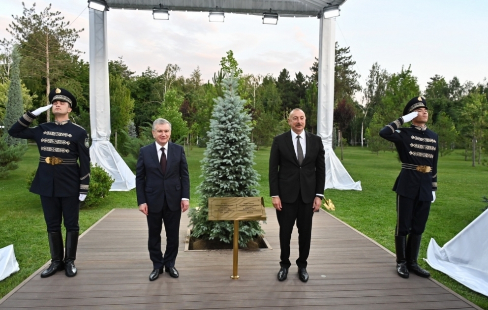 Les présidents azerbaïdjanais et ouzbek plantent des arbres dans l’Allée des invités d’honneur VIDEO