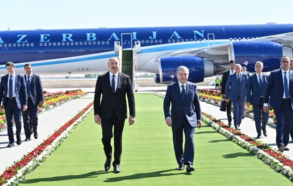 Президент Азербайджана прибыл в город Ургенч ВИДЕО