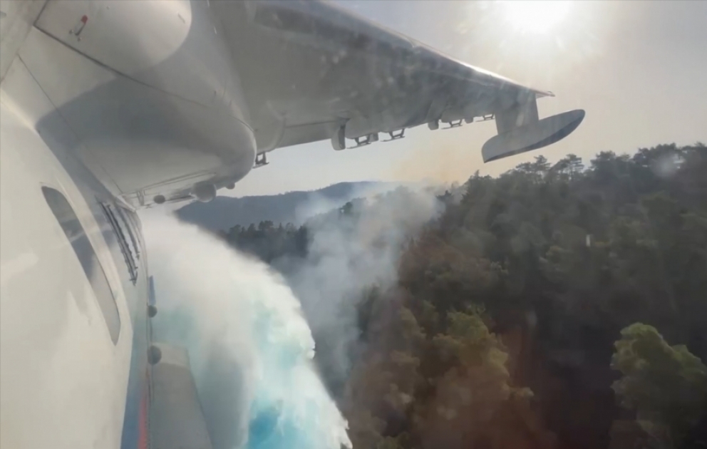 Un avion amphibie du ministère azerbaïdjanais des Situations d'urgence lutte contre les feux de forêt en Turquie VIDEO