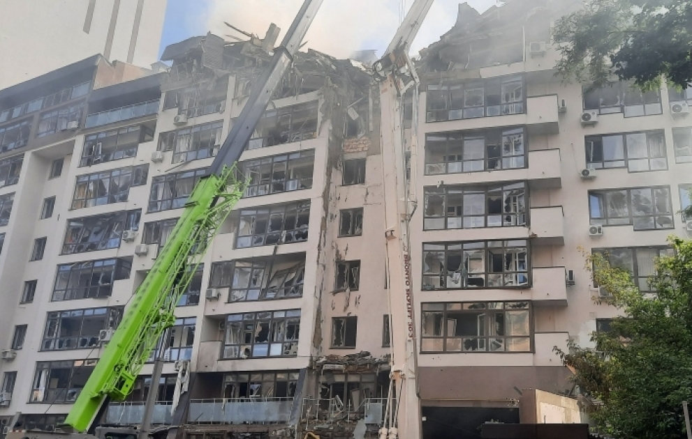 Kiyevə raket düşməsi nəticəsində yaşayış binası dağılıb – AZƏRTAC-ın FOTOREPORTAJI VİDEO
