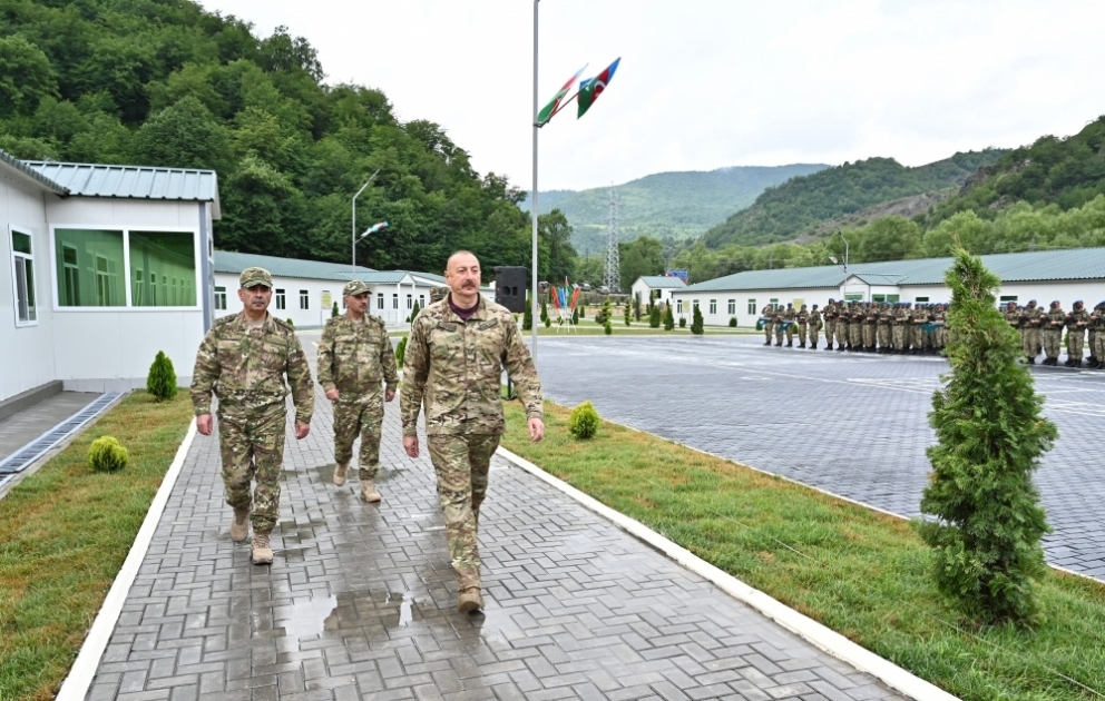 Le président de la République et Commandant suprême des armées participe à l’inauguration d’un site militaire à Kelbédjer VIDEO