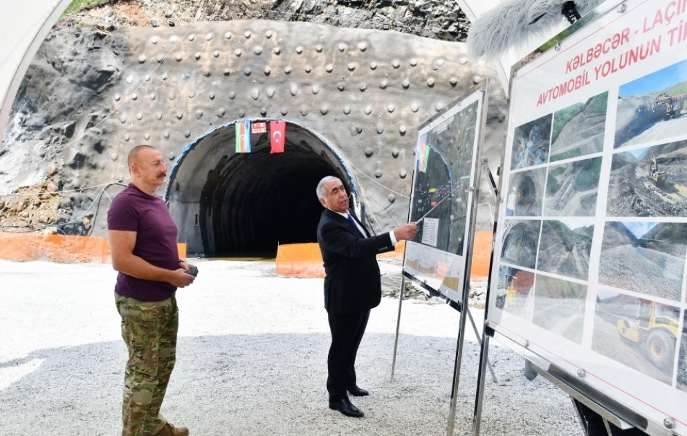 Le président Ilham Aliyev visite le chantier de la route Kelbédjer-Latchine VIDEO