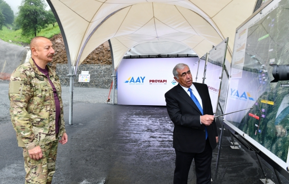 Präsident Ilham Aliyev macht sich mit Bauarbeiten an zwei Tunneln in Region Göygöl vertrautVIDEO