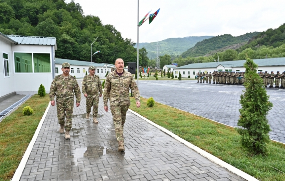Präsident Ilham Aliyev weiht neue Militäreinheit in der Region Kelbadschar ein VIDEO