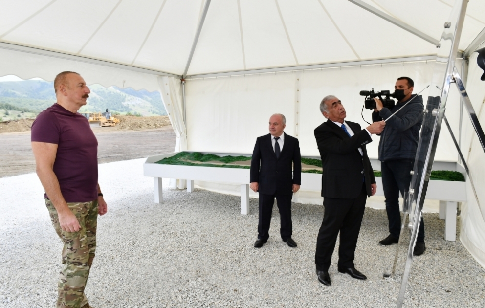 Präsident Ilham Aliyev besichtigt laufende Bauarbeiten am Flughafen Latschin VIDEO